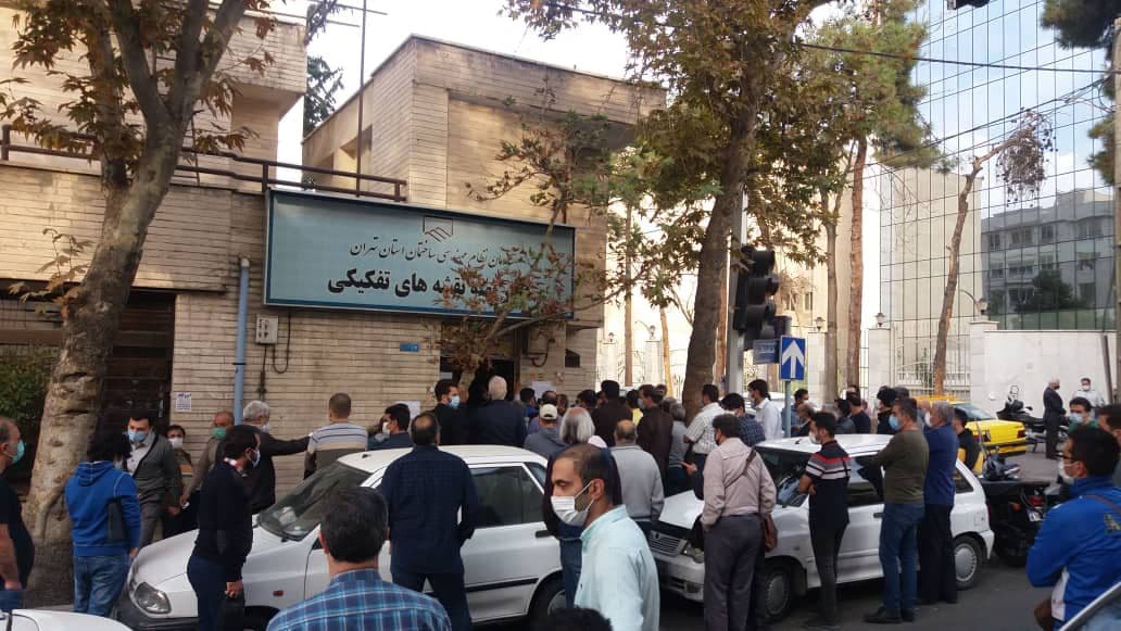 تصاویر عجیب از تجمع مردم در مقابل نظام مهندسی تهران