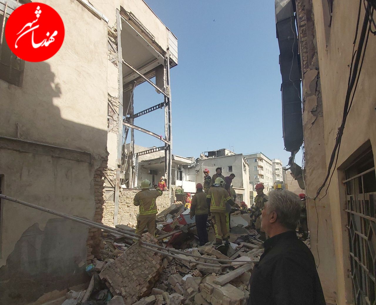 انفجار یک واحد مسکونی در شهرری؛ خروج ۱۲ نفر از زیرآوار